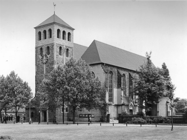 Abbildung: Abtei-Kirche in Hamborn um 1956 (Quelle: Stadtarchiv Duisburg).