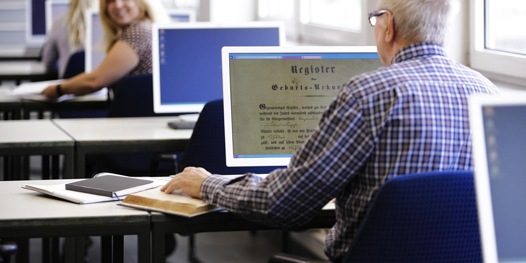 Recherche im Stadtarchiv Duisburg Foto: Krischer
