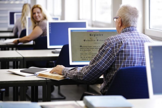 Recherche im Stadtarchiv Duisburg Foto: Krischer