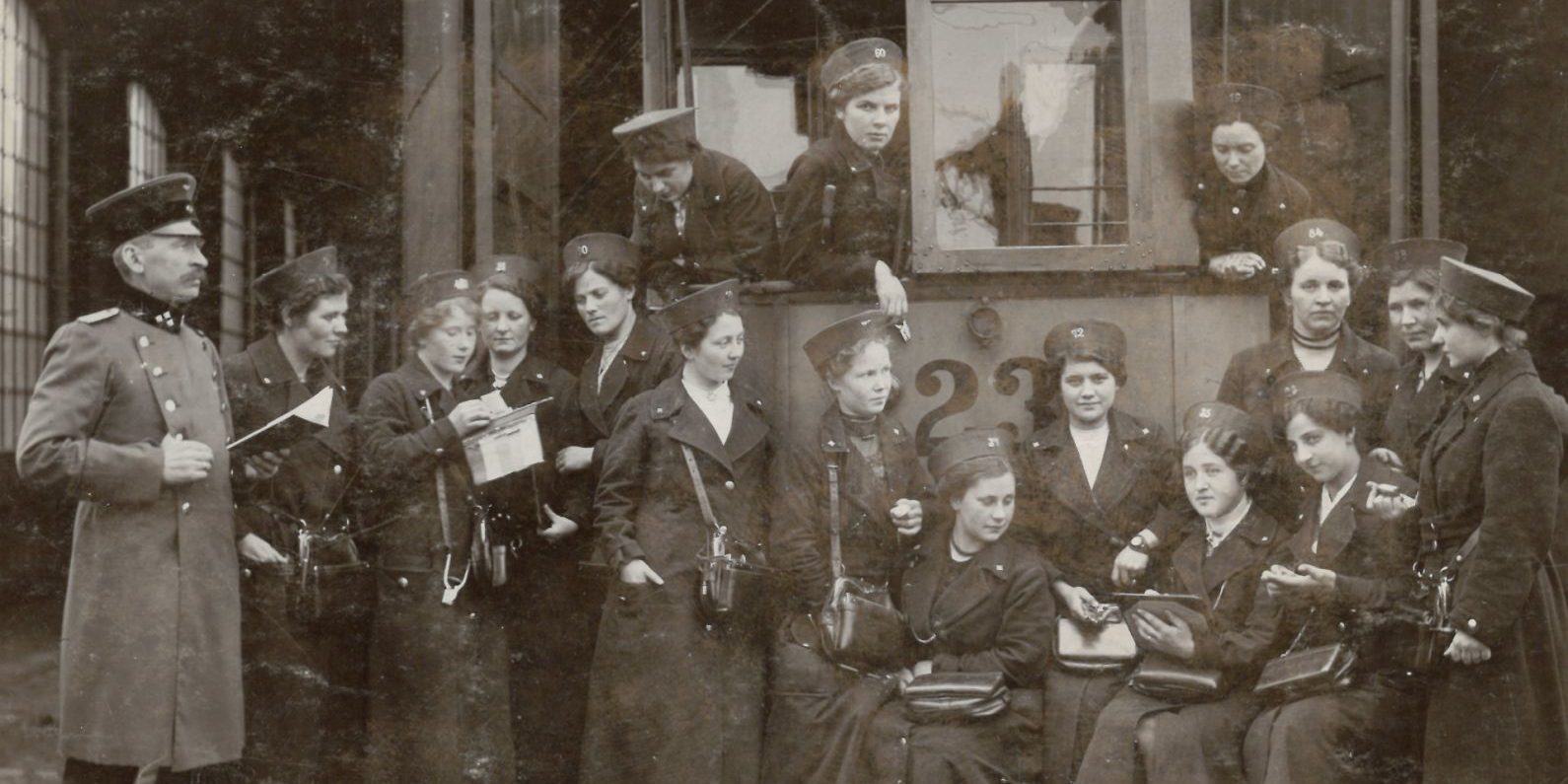 Frauen als Wagenführerinnen und Schaffnerinnen 1914-1918 (Stadtarchiv Duisburg) Frauen als Wagenführerinnen und Schaffnerinnen 1914-1918 (Stadtarchiv Duisburg)