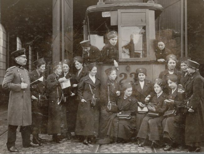 Frauen als Wagenführerinnen und Schaffnerinnen 1914-1918 (Stadtarchiv Duisburg)
